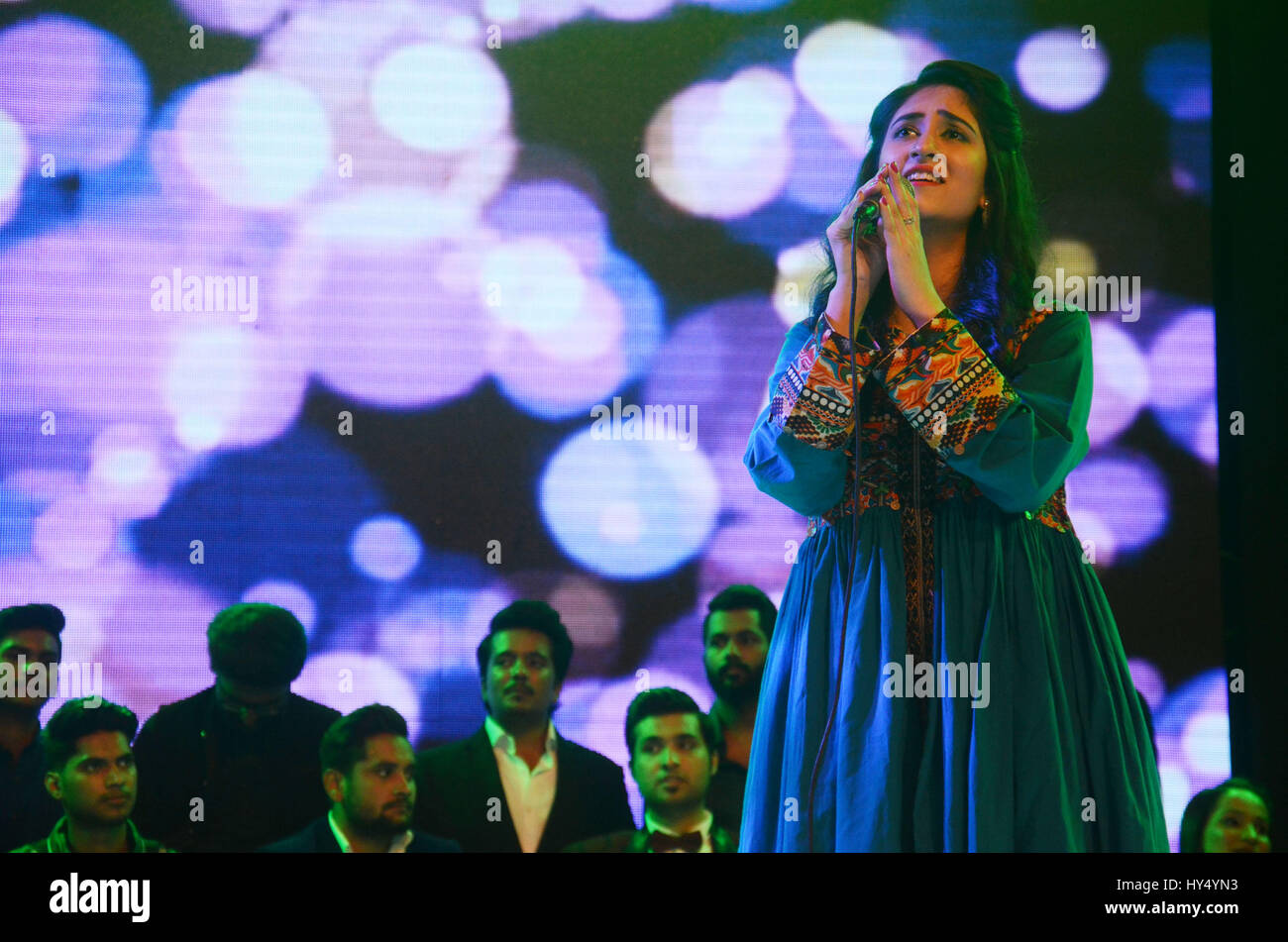 Lahore, Pakistan. 1. April 2017. Pakistanische Künstler auf der Bühne während der Alhamra Durchführung unplugged season1 (Music for Peace) von Alhamra Arts Council organisiert. Bildnachweis: Rana Sajid Hussain/Pacific Press/Alamy Live-Nachrichten Stockfoto