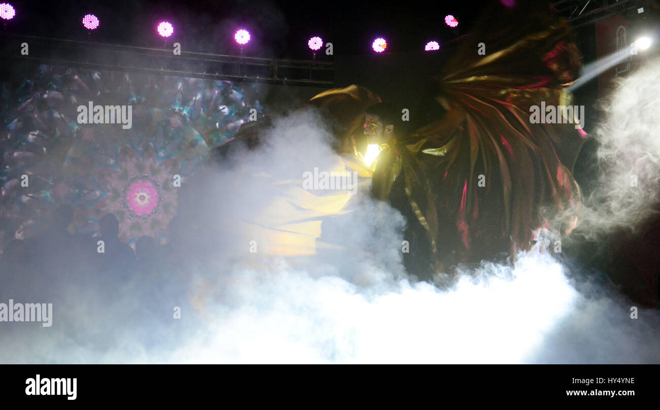 Lahore, Pakistan. 1. April 2017. Pakistanische Künstler auf der Bühne während der Alhamra Durchführung unplugged season1 (Music for Peace) von Alhamra Arts Council organisiert. Bildnachweis: Rana Sajid Hussain/Pacific Press/Alamy Live-Nachrichten Stockfoto