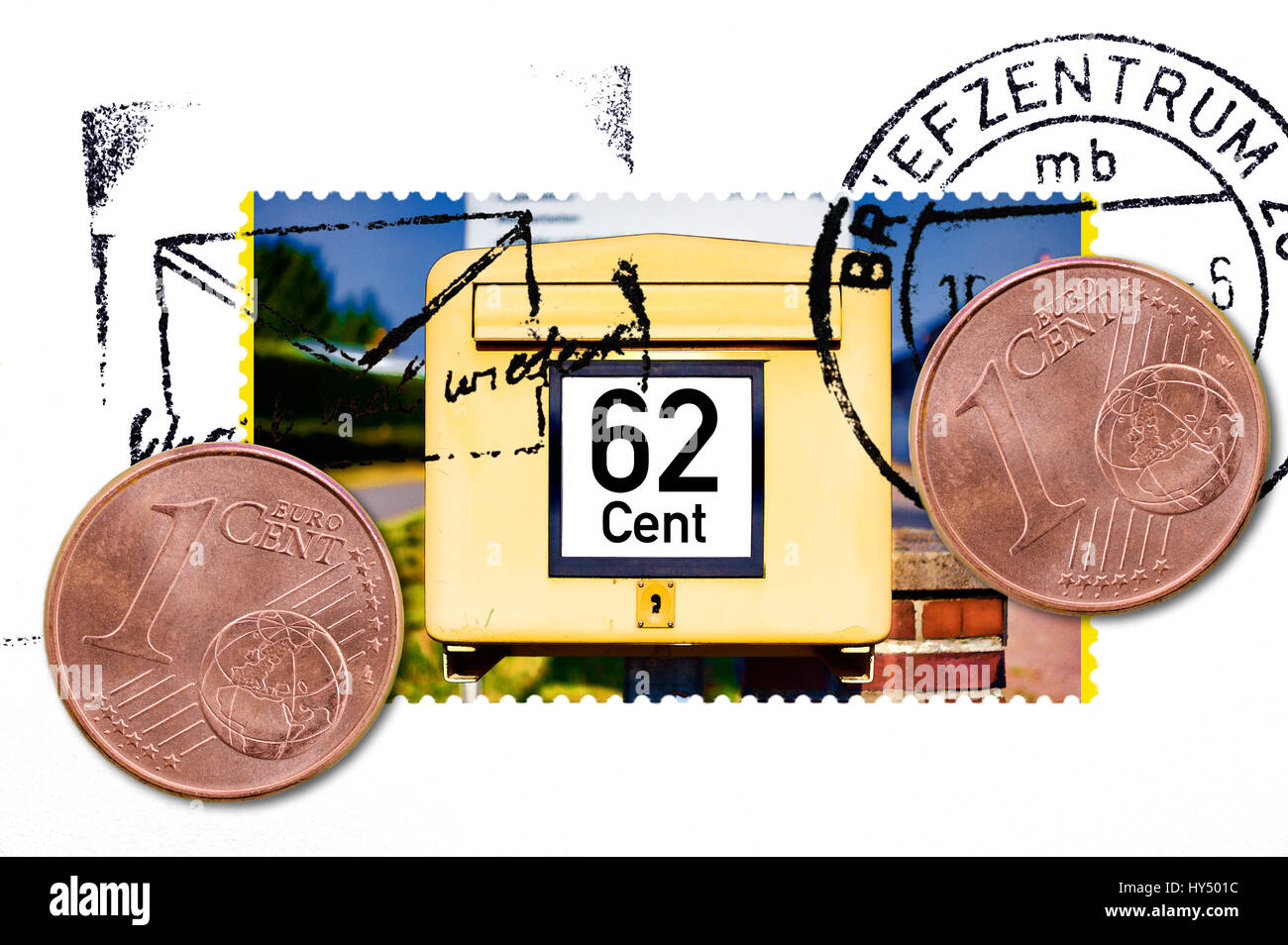 Stempel mit Postfach, Cent-Münzen und 62 Prozent Label, symbolische Foto Portoerhoehung, Briefmarke Mit Bankserver, Centmuenzen Und 62 Cent-Aufschrift, Symbo Stockfoto