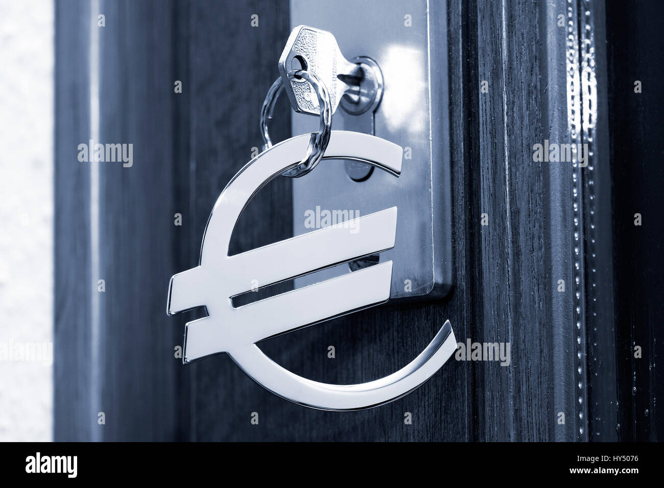 Schlüssel mit Eurosign, Mietpreise, Miete Preis Bremse, Altbier Mit Eurozeichen, Mietpreise, Mietpreisbremse Stockfoto