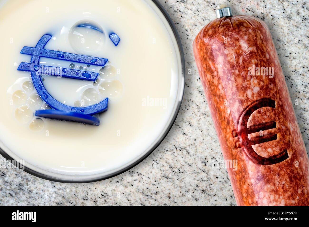 Milch und Wurst mit Eurosign Vorschlag einen erhöhten Steuersatz für Milchprodukte und Fleischerzeugnisse, Milch Und Wurst Mit Eurozeichen, Aufbauwerk Eines äh Stockfoto