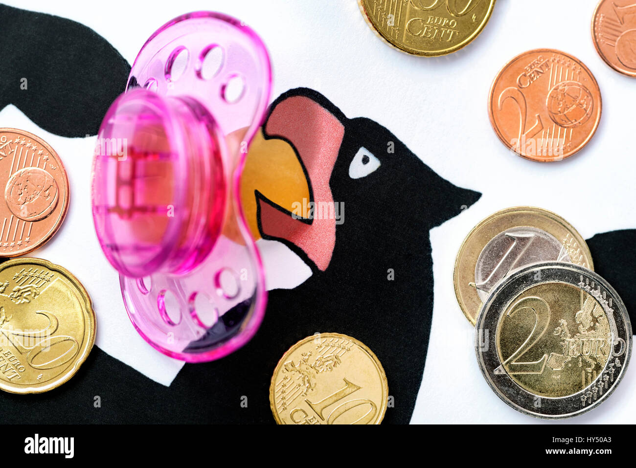 Deutsche Bundesadler mit dummy, symbolische Foto Pflege Geld, Deutscher Bundesadler Mit Schnuller, Symbolfoto Betreuungsgeld Stockfoto