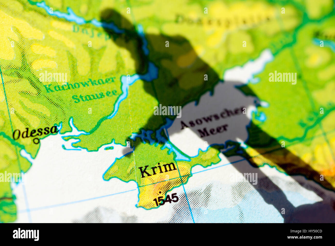 Der Krim auf der Karte und der Schatten eines Soldaten, Krim-Krise
