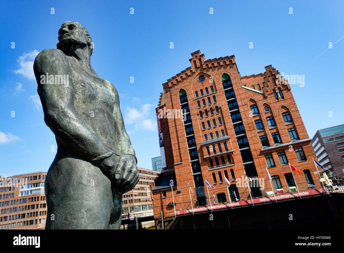 Klaus-Stoertebeker-Statue vor dem internationalen maritimen Museum in der Hafen City Hamburg, Deutschland, Europa, Klaus-Stoertebeker-Statue Vor dem Stockfoto