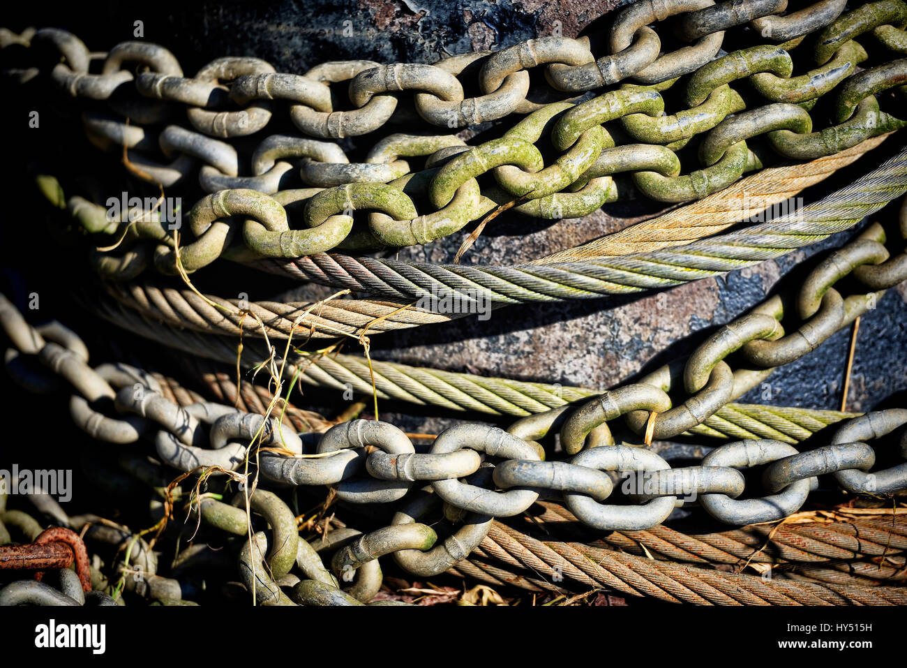 Eisen Ketten um einen Haufen Eisenketten um Einen Poller Stockfotografie -  Alamy