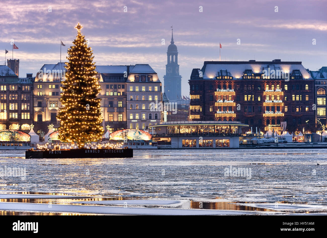 Wetter Weihnachten 2022 Hamburg Die Binnenalster mit Weihnachten Tanne, Michel und Jungfernstieg in