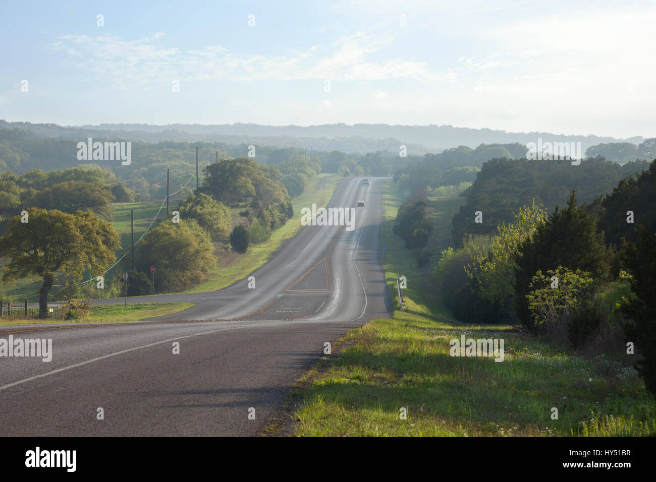 Eine Straße in Texas Hill Country in der Nähe von Sonnenuntergang im Frühling Stockfoto