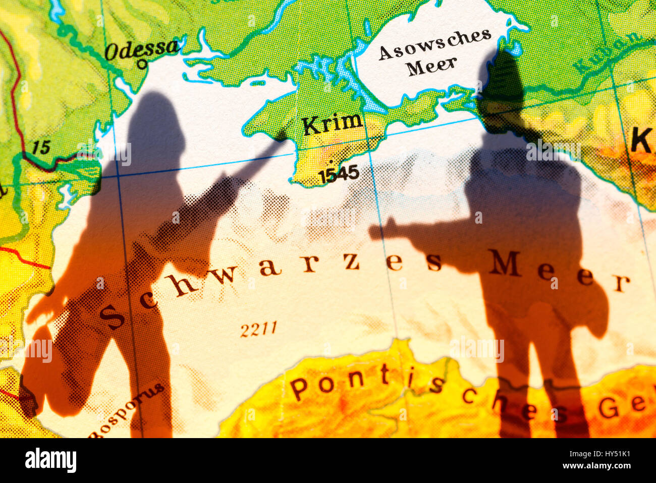 Der Krim auf der Karte und der Schatten eines Soldaten, Krim-Krise