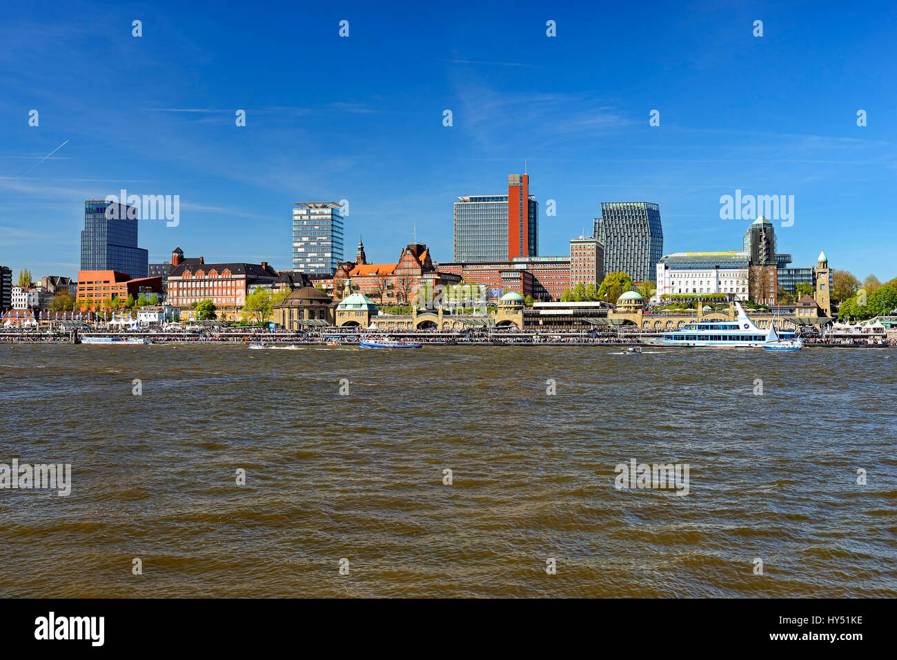 St. Pauli Landungsbrücken und Hafen-Ufer in Hamburg, Deutschland, Europa, St. Pauli Landungsbruecken Und Hafenufer in Hamburg, Deutschland, Europa Stockfoto