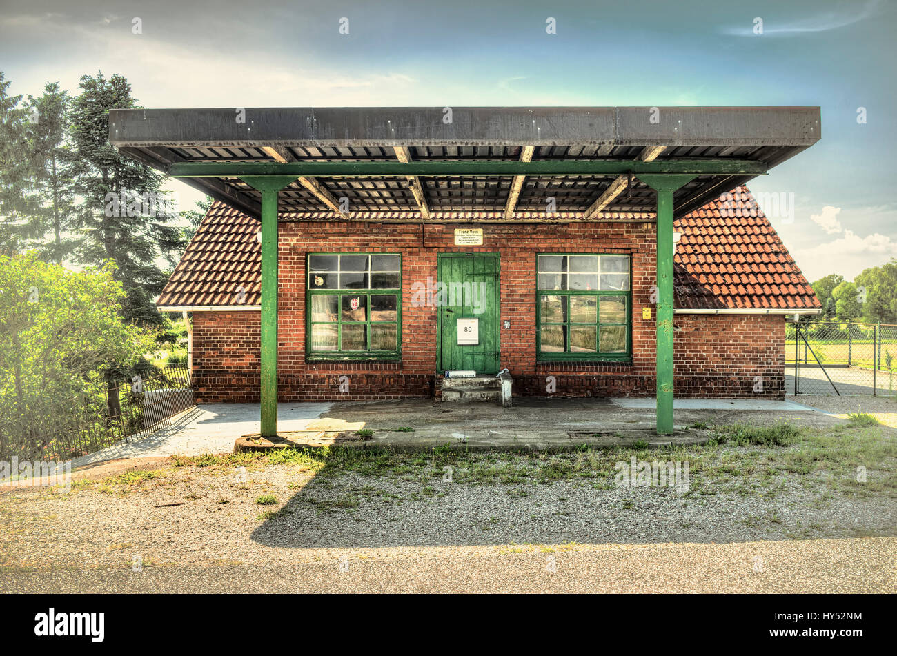 Alte Tankstelle in den alten engen Bunting Elbdeich 4 und sumpfige Land, Hamburg, Deutschland, Europa, Alte Tankstelle bin Altengammer Elbdeich, Vier-un Stockfoto