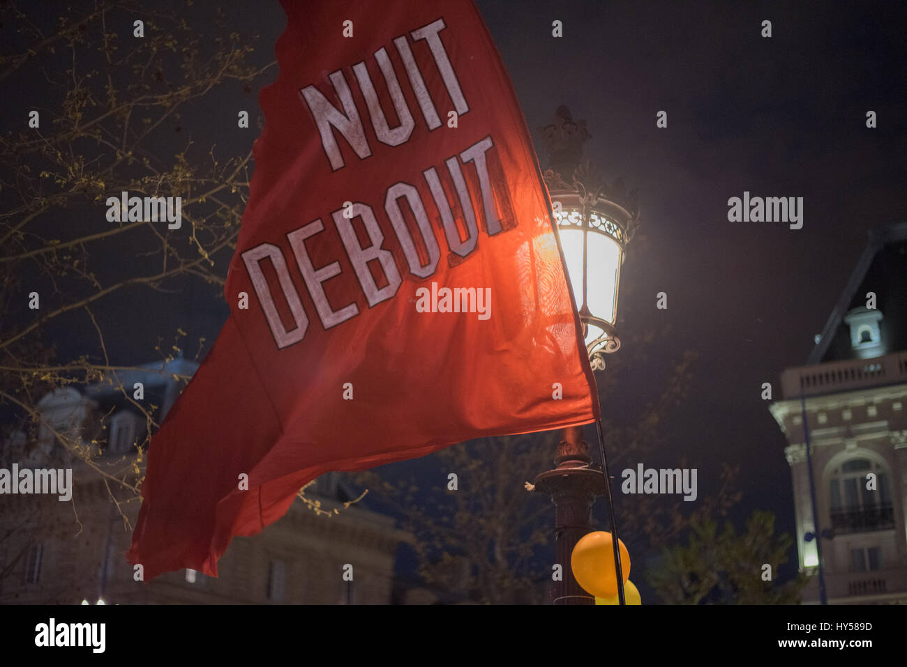 Freitag, 31. März 2017 - Place De La République - Fahne in den Wind von der "Nuit Debout" schweben. Stockfoto