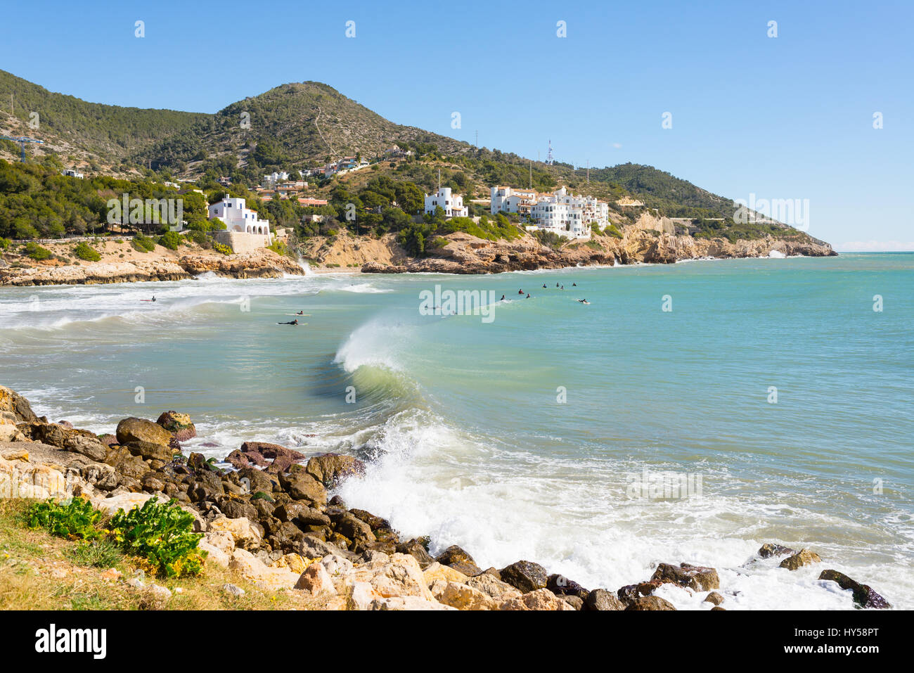 Sitges, Katalonien, Spanien - 5. März 2016: Surfer genießen die Wellen an einem Strand in Sitges, einer Kleinstadt in der Nähe von Barcellona. Stockfoto