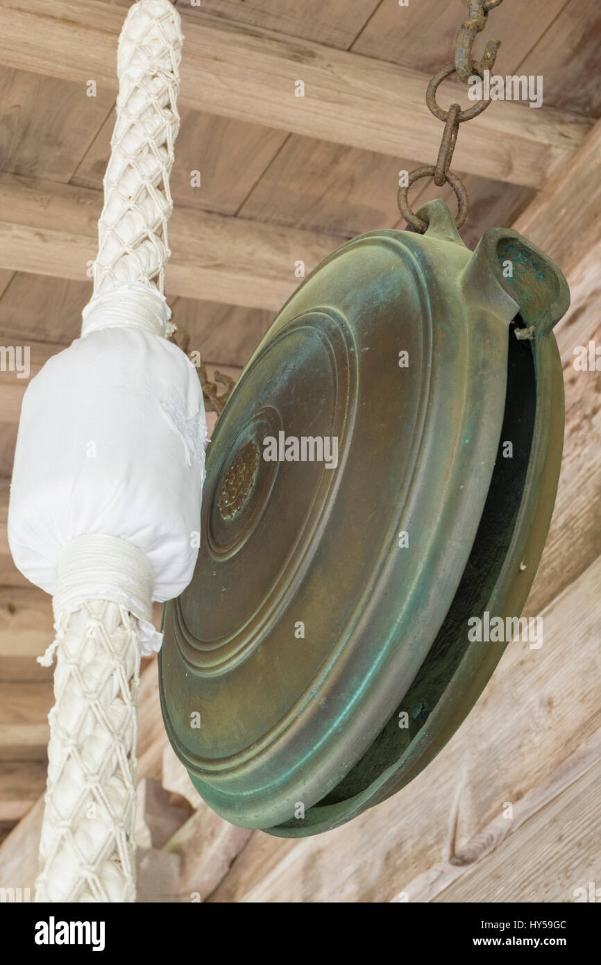 Hängende Glocke an ein japanischer buddhistischer Tempel. Die geklingelt wird durch das Seil schwingen, so dass der verdickte Teil die Glocke schlägt. Stockfoto