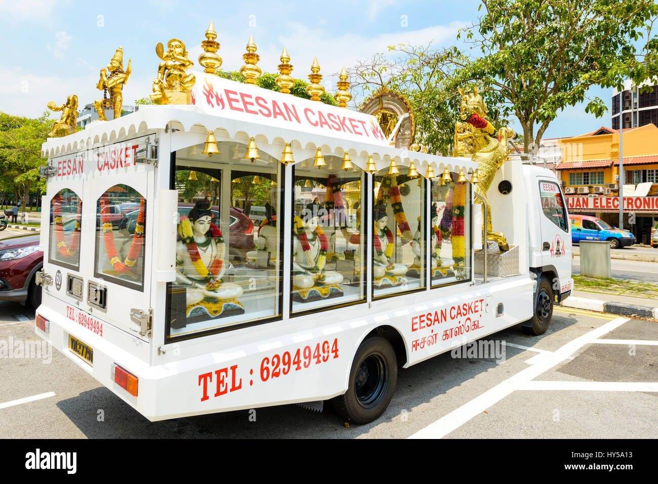 Hindu Leichenwagen mit bekränzten Hindu-Gottheiten geschmückt. Little India, Singapur. Modernen Leichenwagen; weißer Leichenwagen; Stockfoto