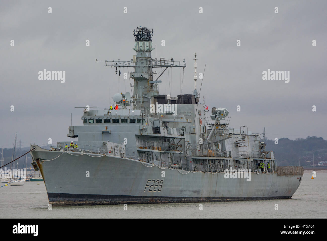 HMS Lancaster verlässt Portsmouth unter Schleppseil für Refit in Devonport. Stockfoto