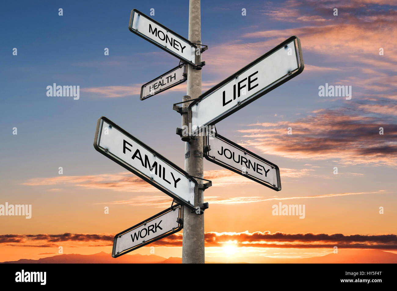 Life Balance Entscheidungen Wegweiser, mit Sonnenaufgang Himmel Hintergrund Stockfoto