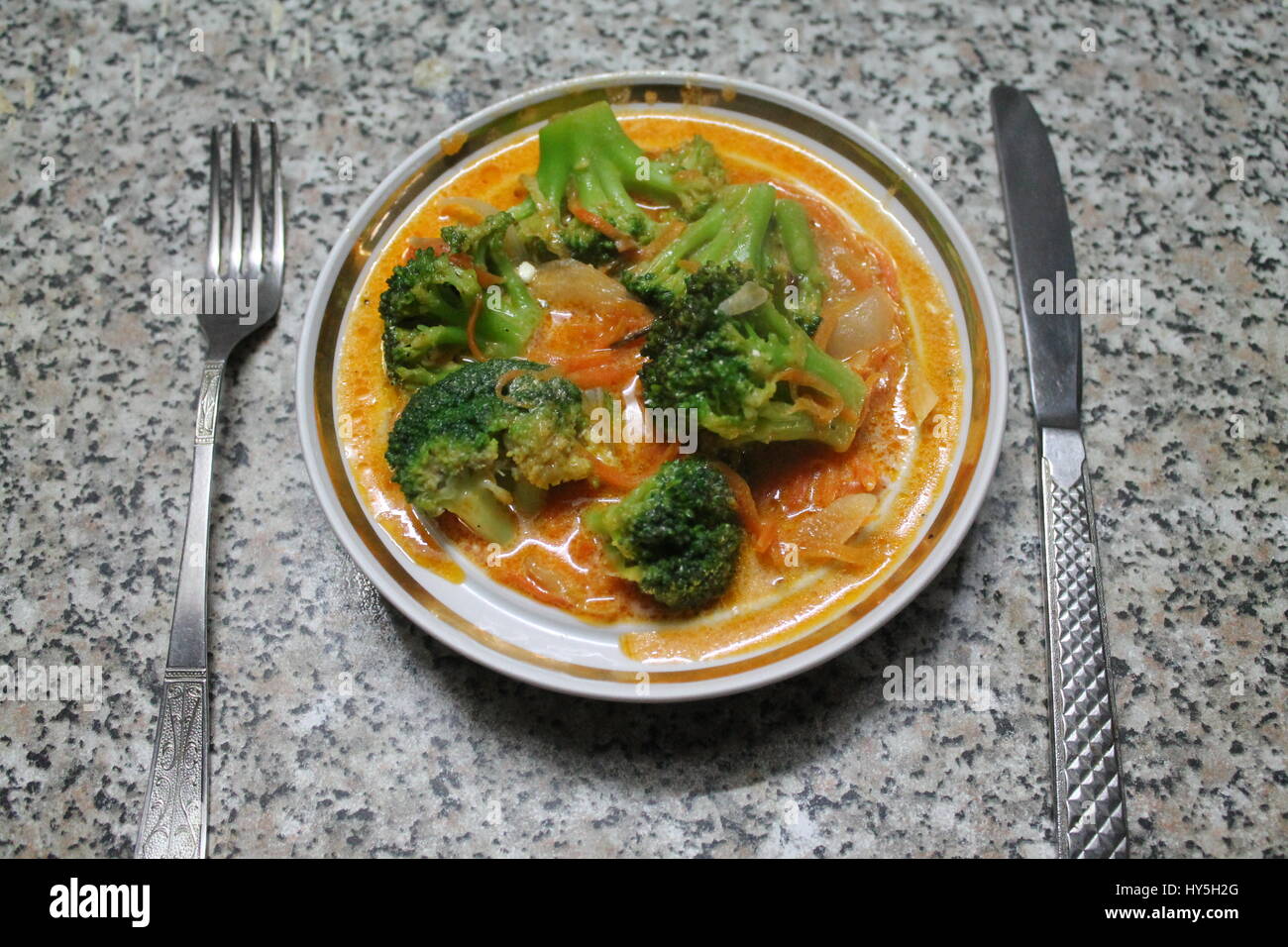 frische vegetarische Mahlzeit aus grünen Brokkoli in Tomatensauce bereiten für Essen Stockfoto