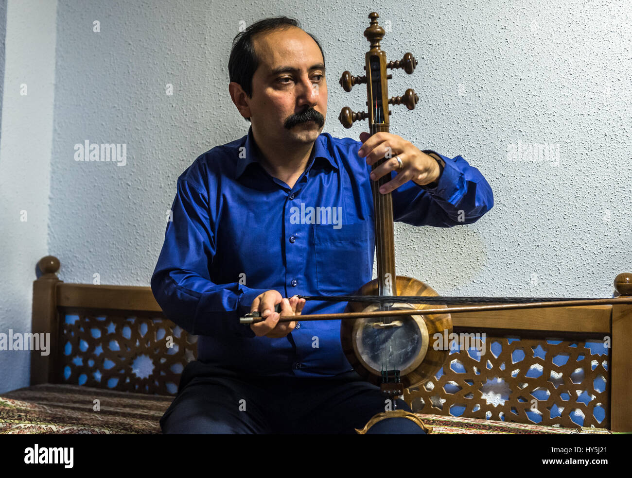 Man spielt Kamancheh Instrument während Consert für Besucher im Museum für Musikautomaten, Hommage an Irans Musiktraditionen in Isfahan im Iran Stockfoto