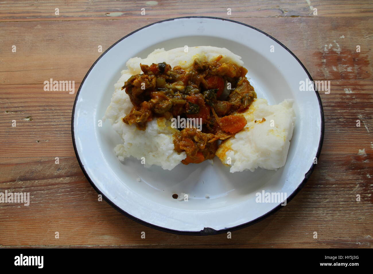 Mais Porridge und Fleisch Soße - einem südafrikanischen Township heften Mahlzeit Bild mit Kopie Raum Stockfoto