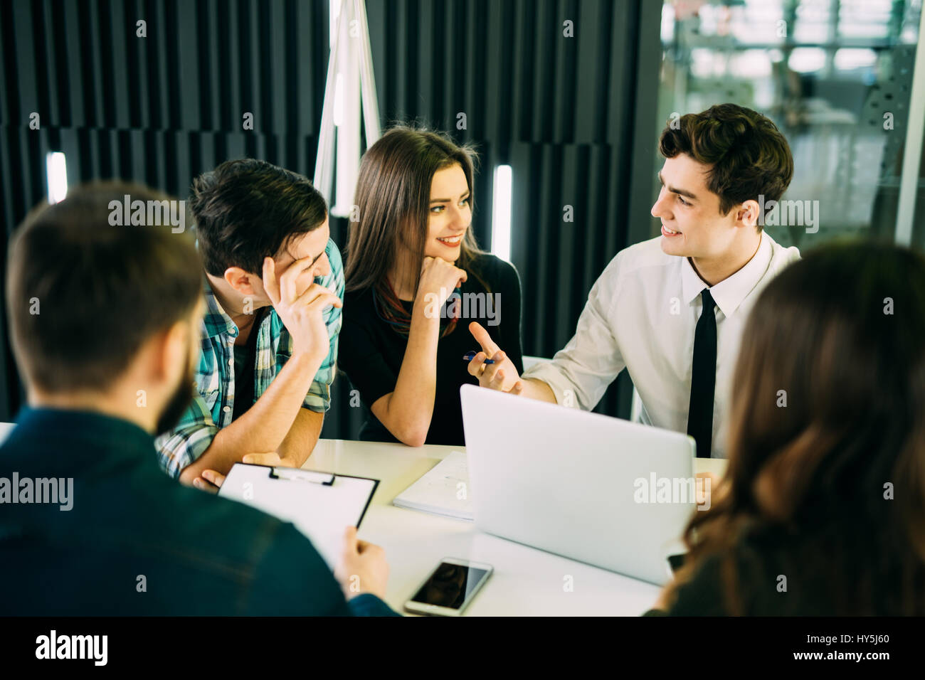 Start Vielfalt Teamarbeit Brainstorming Meeting-Konzept. Business Team Kollegen zusammen arbeiten am Laptop. Mitarbeiter Planung starten. Gruppe Stockfoto