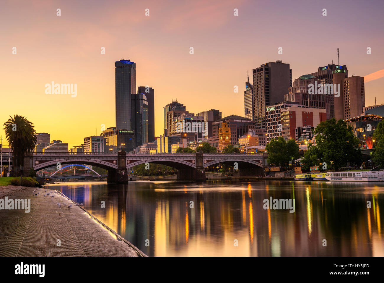 MELBOURNE, VICTORIA, Australien - 28. Januar 2017: Sonnenuntergang über Wolkenkratzer der Innenstadt von Melbourne, Prinzessin Brücke und Yarra River. Langzeitbelichtung Stockfoto