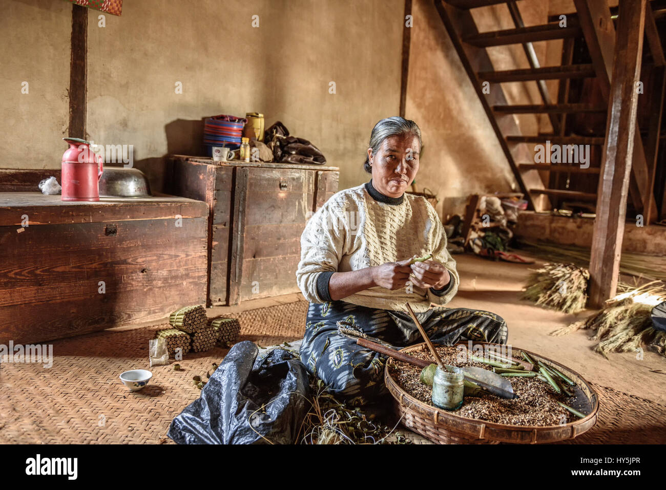 PINDAYA, MYANMAR - 25. Januar 2016: alte Frau in ihrem Haus arbeiten Stockfoto