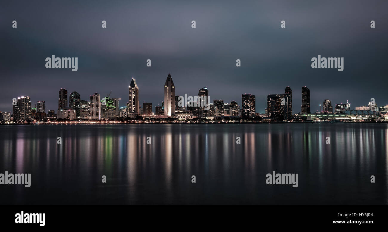 Nacht-Skyline von Downtown San Diego, Kalifornien. Langzeitbelichtung. Stockfoto