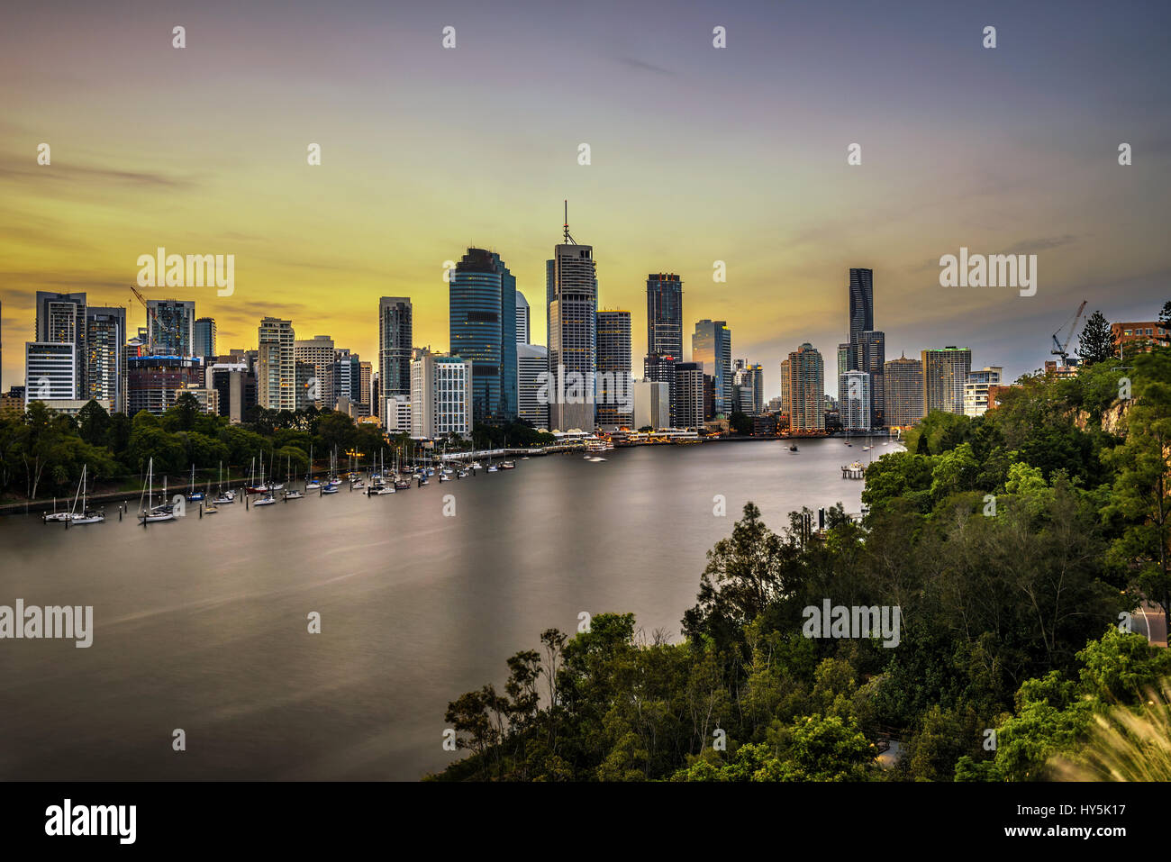 Sonnenuntergang Skyline von Brisbane Stadt und Brisbane River von Kangaroo Point Cliffs, Queensland, Australien. Langzeitbelichtung. Stockfoto