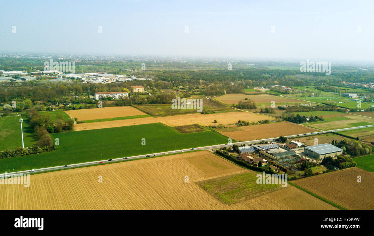 Natur und Landschaft: Luftaufnahme von einem Feld, Anbau, grasgrün, Landschaft, Landwirtschaft, Feldweg Stockfoto