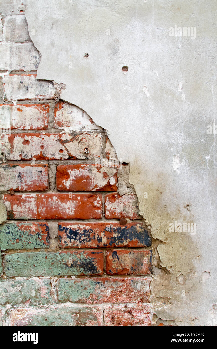 Vintage Hintergrundtextur von alten Ziegel Mauerwerk auf alten Zement mit Rissen mit Spuren von alten Farbe. Stockfoto
