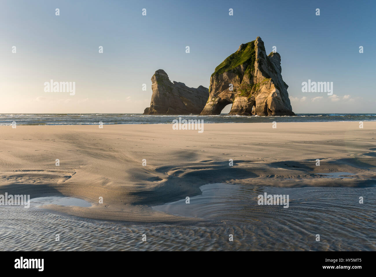 Felsen-Insel am Wharariki Beach, Wharariki Beach, Golden Bay, Southland, Neuseeland Stockfoto