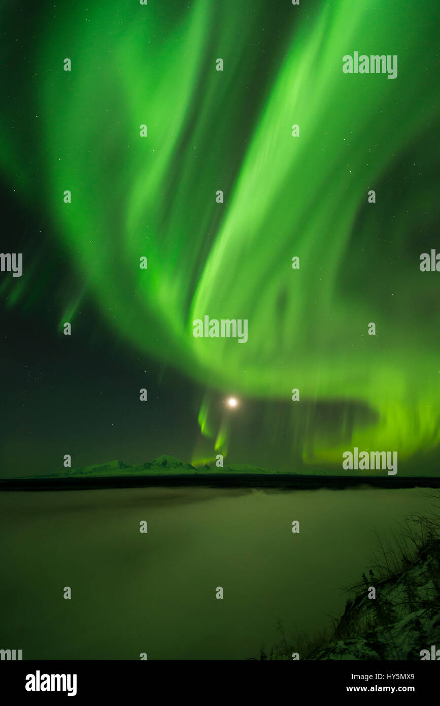 Polarlicht über der Copper River und die fernen Gipfel des Wrangell Mountains, linke Mount Sanford Fass und richtige Mount Wrangell Stockfoto