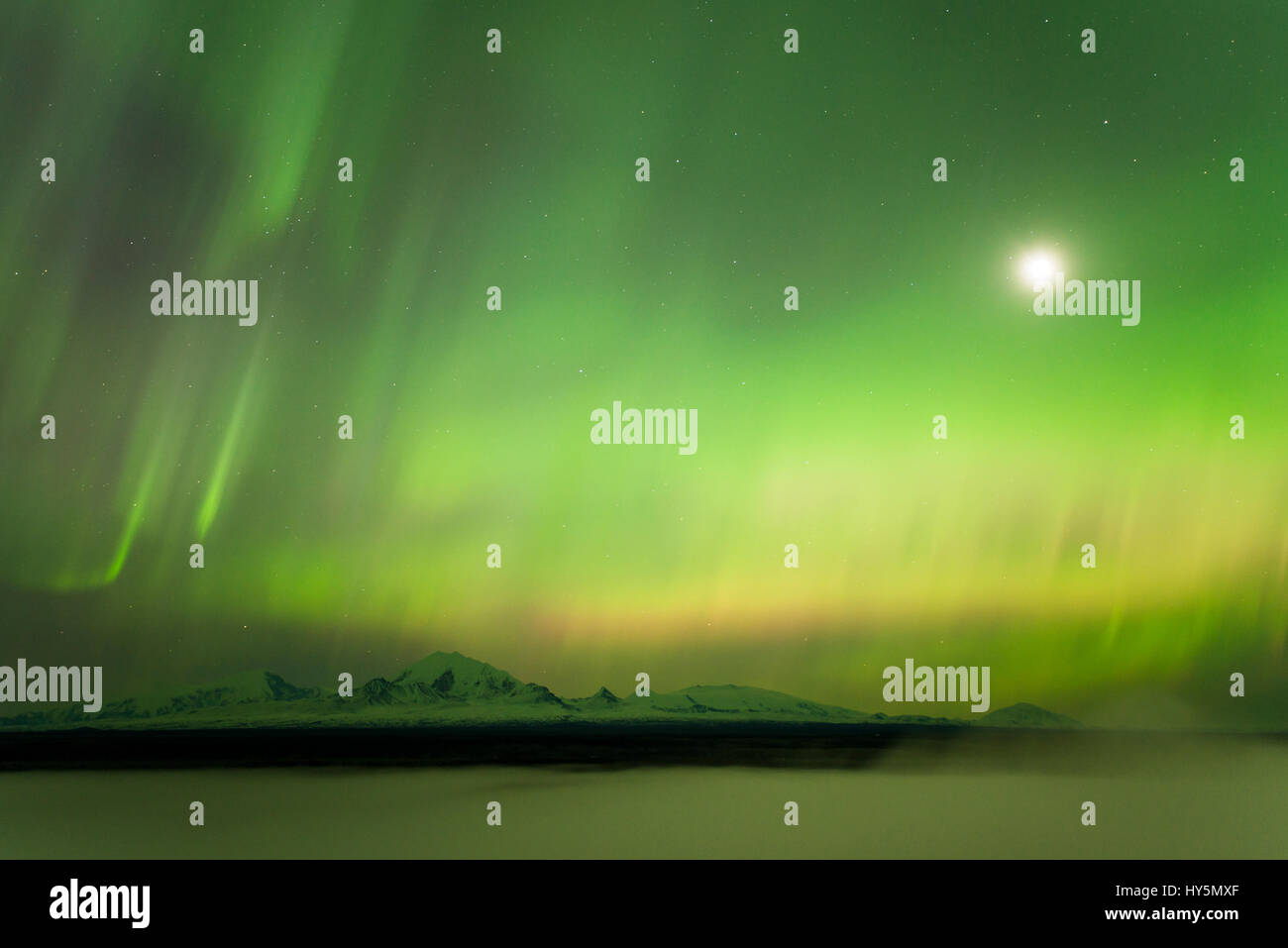 Aurora und der Mond über dem Nebel gehüllt Copper River, links rechts Wrangell, Wrangell Mountains, Mount Sanford Trommel, Alaska Stockfoto