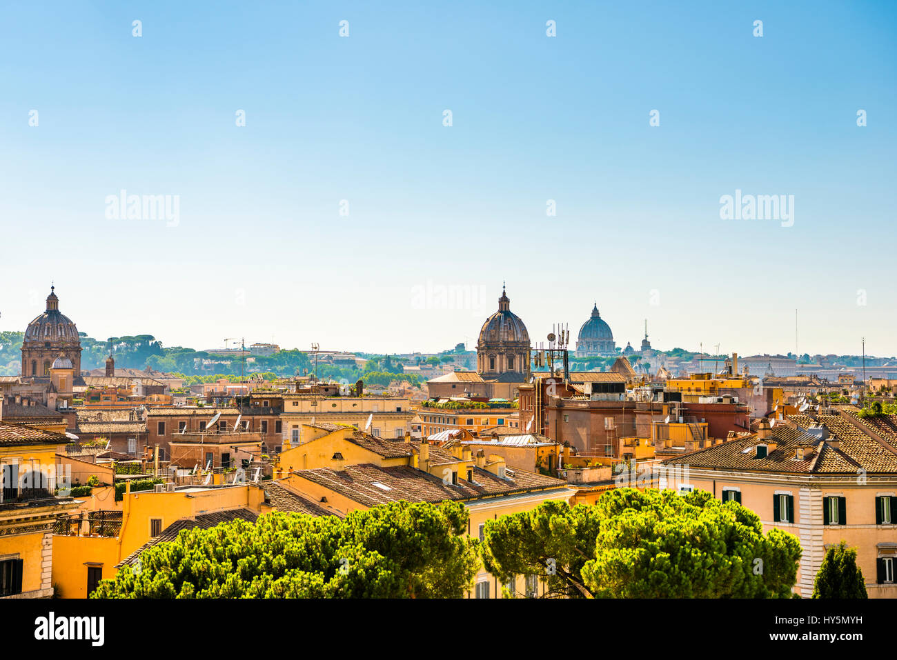 Stadtbild mit den Kirchen Chiesa del Gesù, Gesù, Jesus Church Chiesa di San Carlo Ki Catinari und St. Peter Basilika di Stockfoto