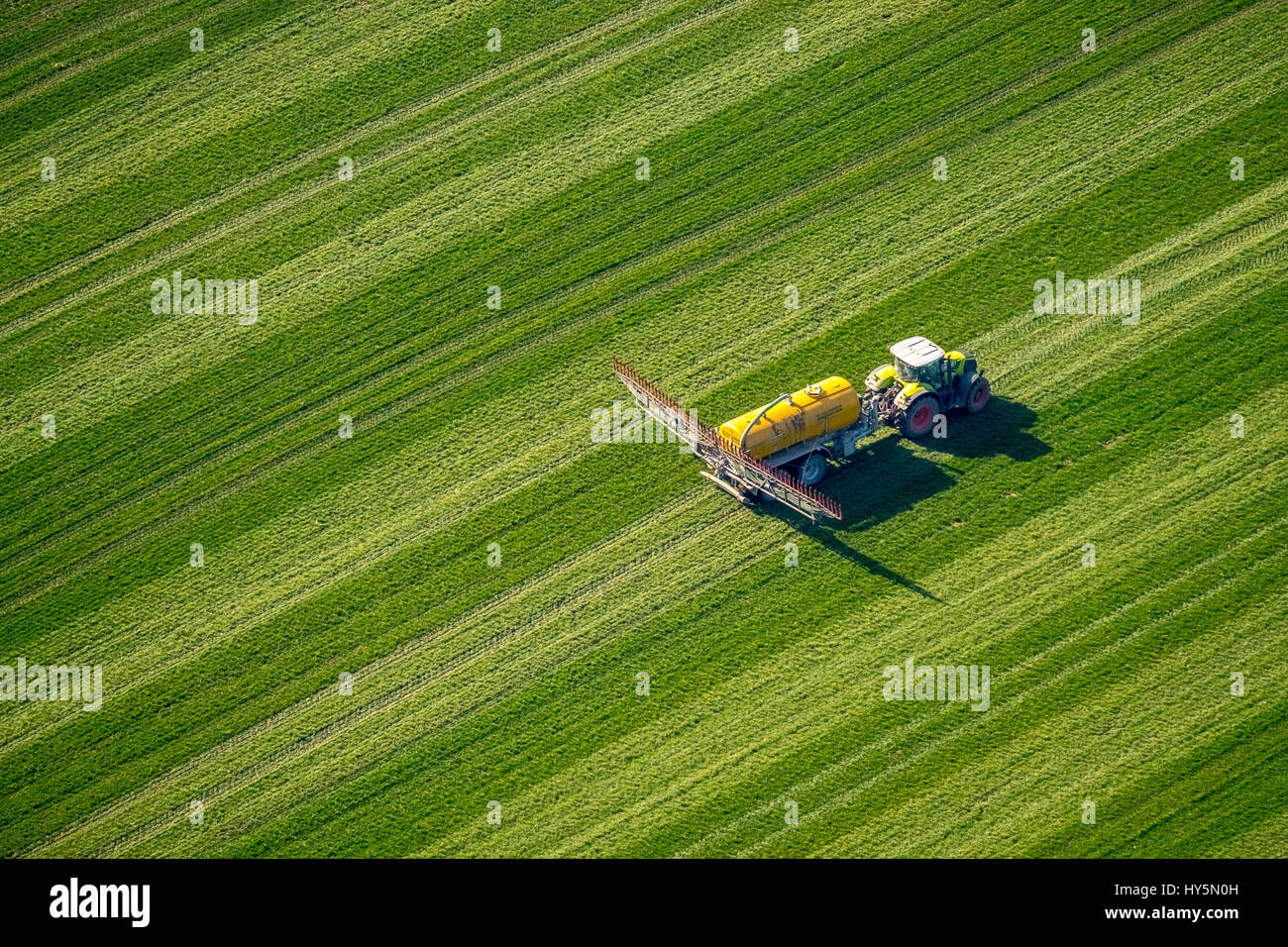 Traktor mit Pestizid-Sprühgerät auf Wiese, Düngung, Dorsten, Ruhr District, North Rhine-Westphalia, Deutschland Stockfoto