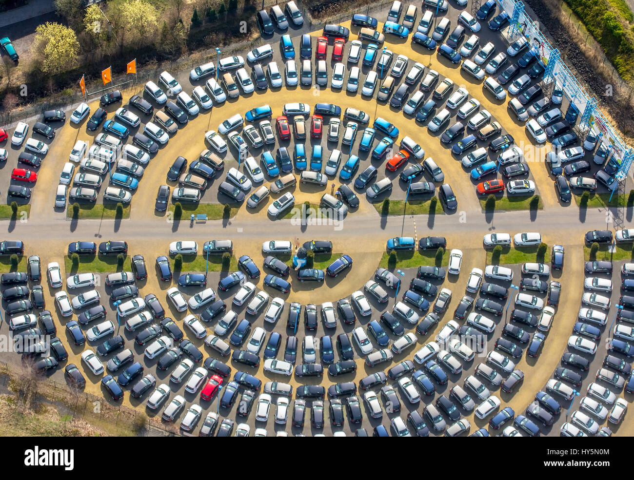 Parkende Autos, kreisförmigen Parkplatz und Umgebung, Hamm, Ruhr District, North Rhine-Westphalia, Deutschland Stockfoto
