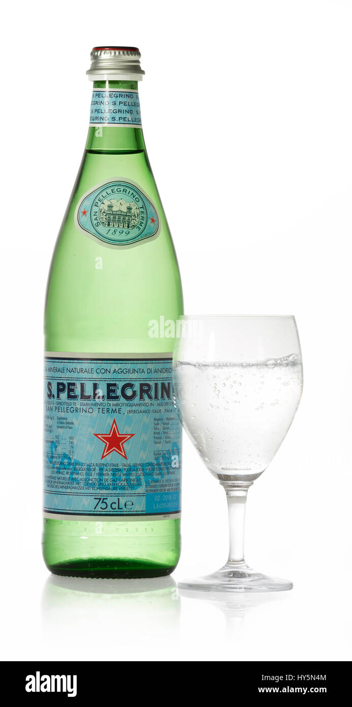 San Pellegrino Mineralwasser, Flasche und Glas, Schneidepfad verfügbar Stockfoto