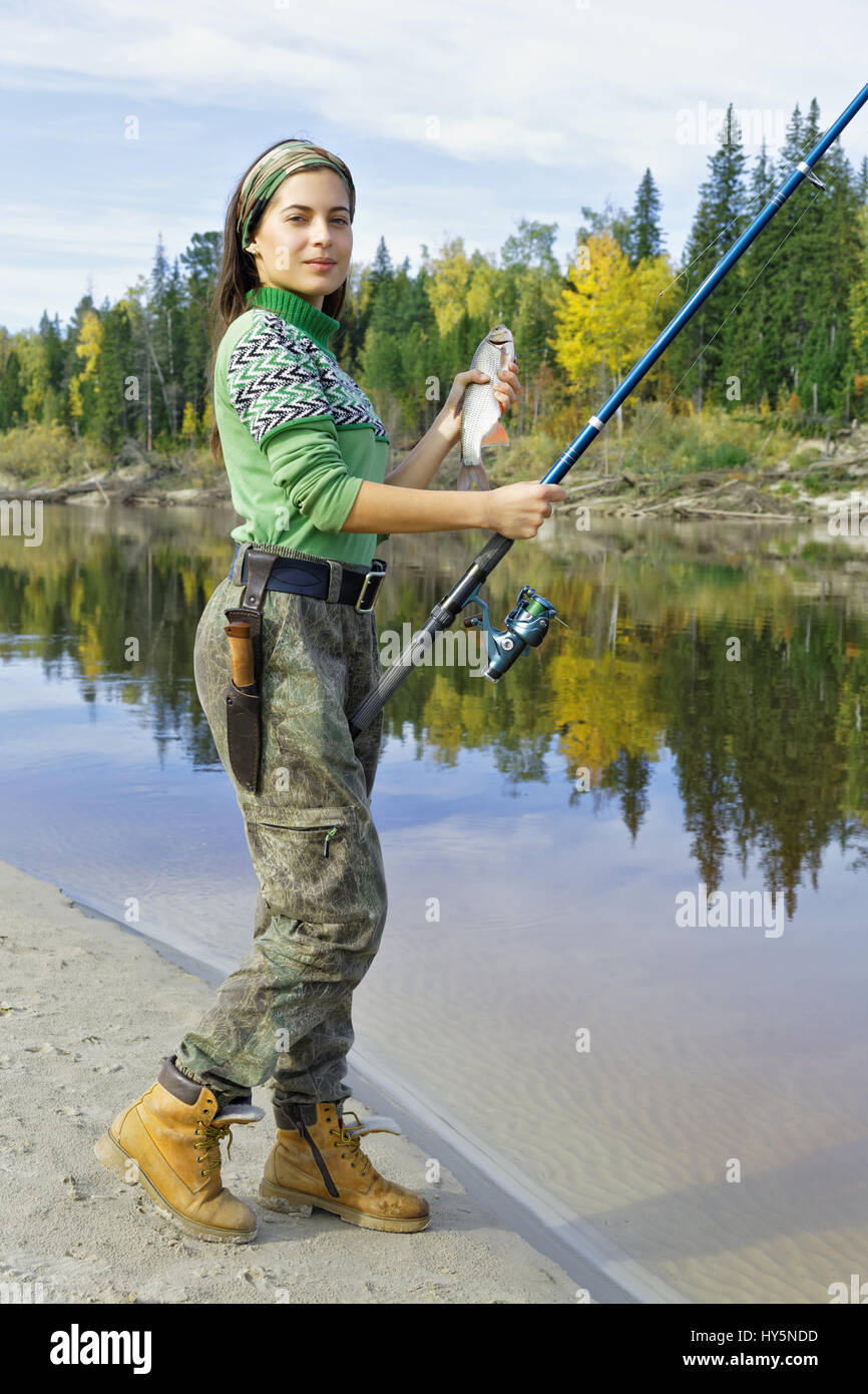 Schöne Mädchen auf einem Angelausflug in der Taiga, Sibirien Stockfoto