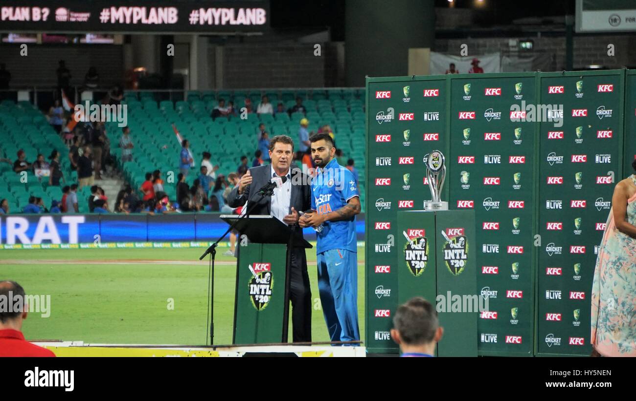 Indischer Cricketspieler Virat Kohli verlieh Mann des Spiels von Mark Taylor auf Sydney Cricket Ground am 31. Januar 2016 Stockfoto