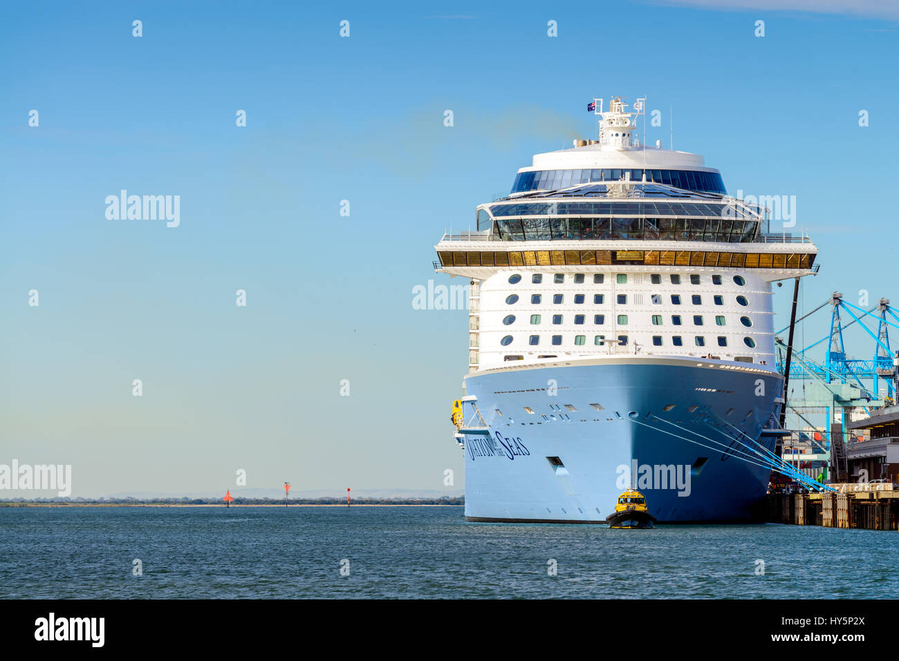 Port Adelaide, South Australia, 14. Februar 2017: MS Ovation der Meere Kreuzfahrt Schiff und Hafensicherheit Boot im Außenhafen. Stockfoto