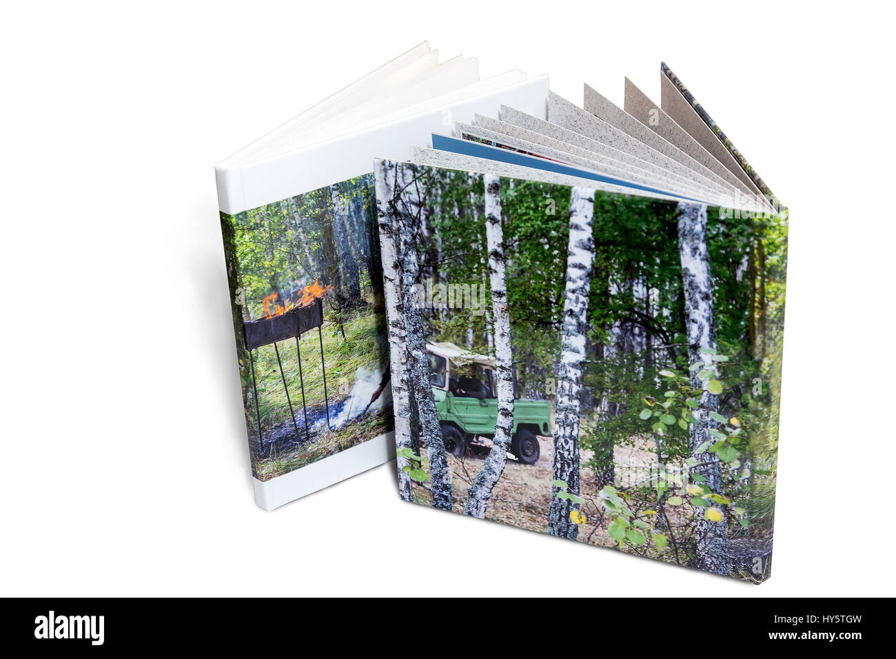 Zwei des Fotoalbums ist in einem schönen Fotobuch gestaltet. Auf weißem Hintergrund dargestellt. Stockfoto