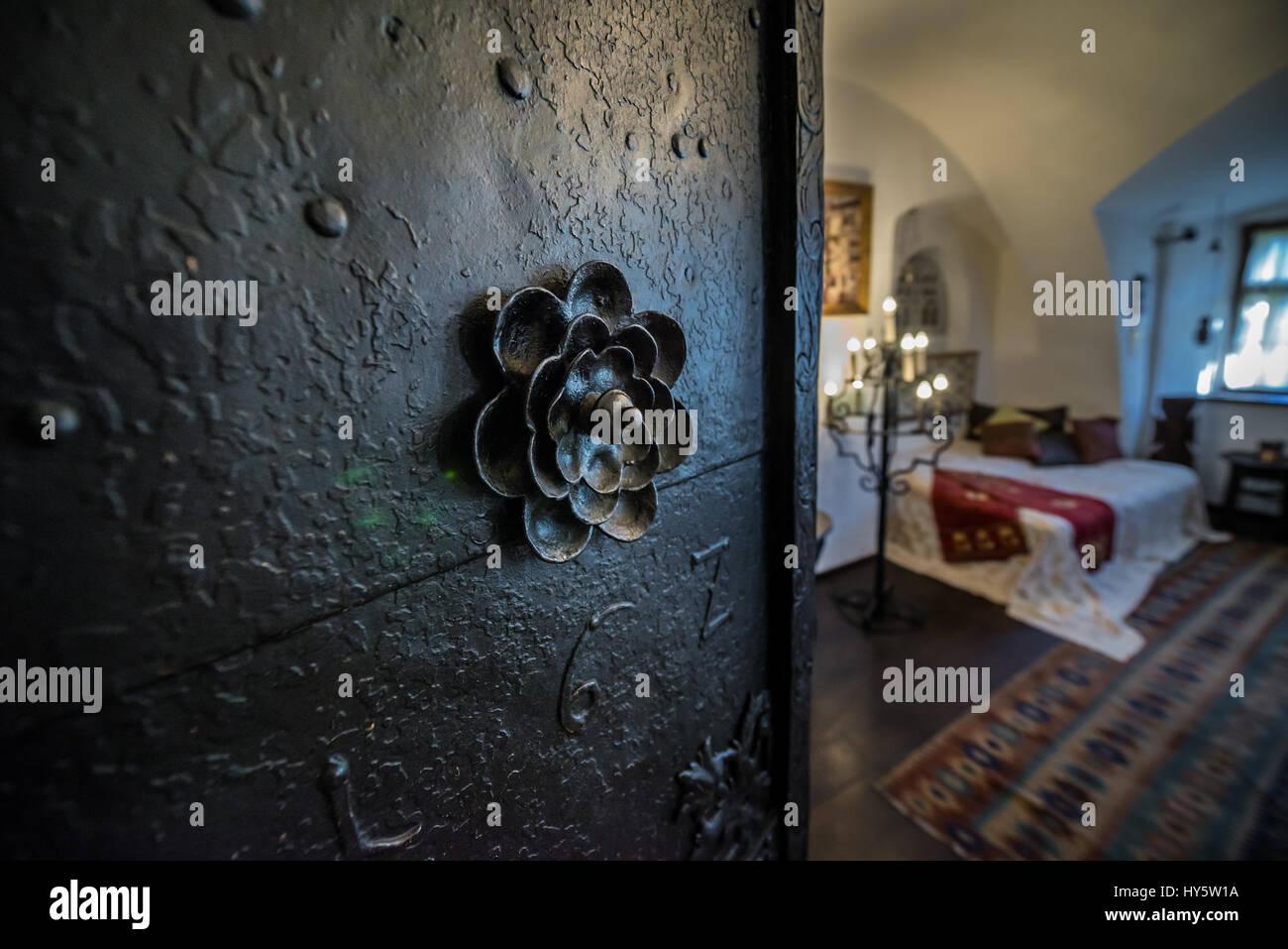 Eines der Schlafzimmer im Schloss Bran in der Nähe von Bran, Rumänien, sogenannte "Draculaschloss", Heimat der Titelfigur in Bram Stokers Roman "Dracula" Stockfoto