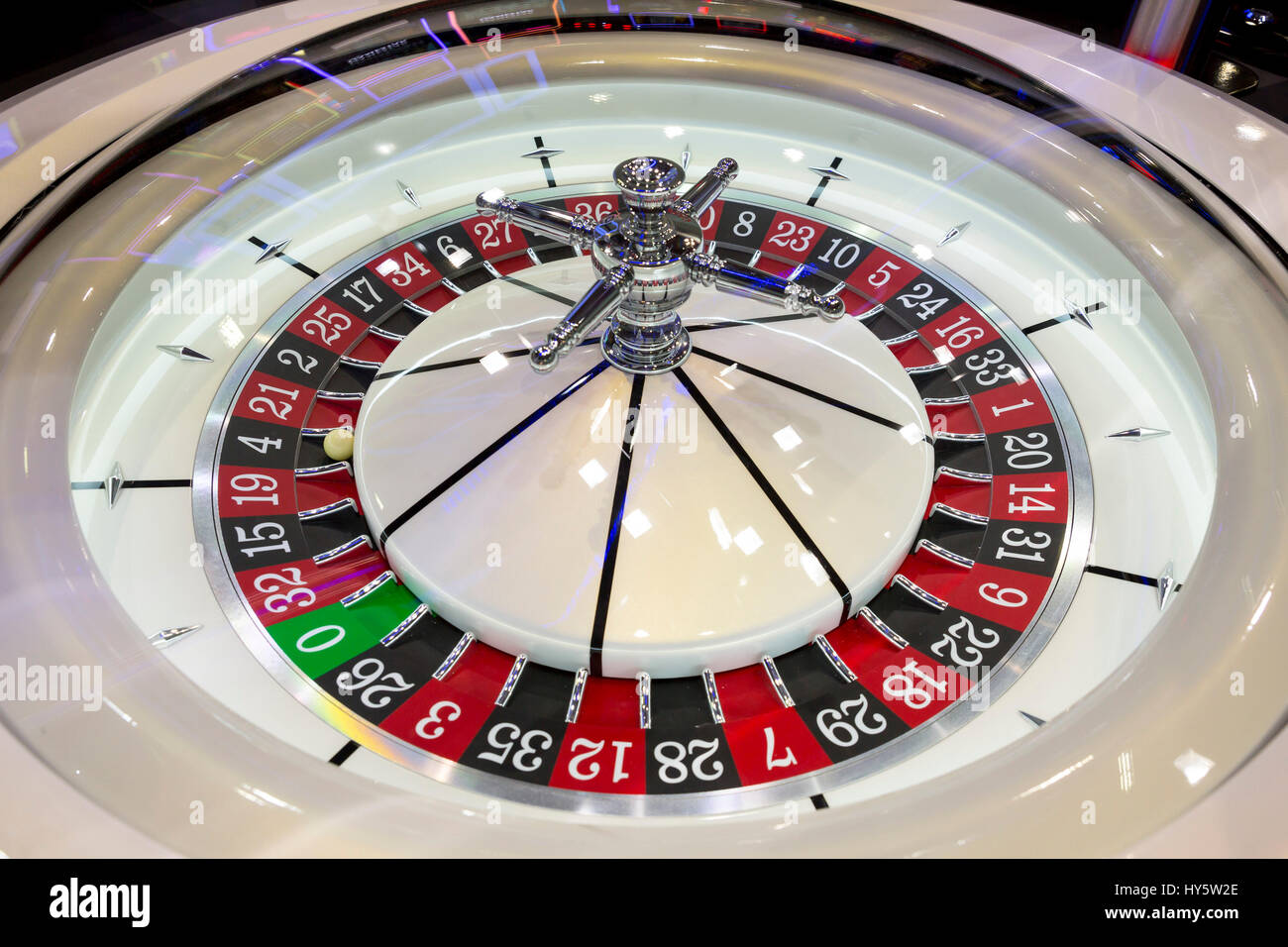 Modernen Roulette-Tisch im Casino. Ball in der rotierenden Spielautomaten. Bunte Roulette-Rad. Stockfoto