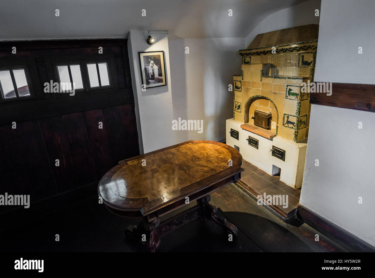 19. Kachelofen im Schloss Bran in der Nähe von Bran, Rumänien, so genannte "Draculaschloss", Heimat der Titelfigur in Bram Stokers Roman "Dracula" Stockfoto