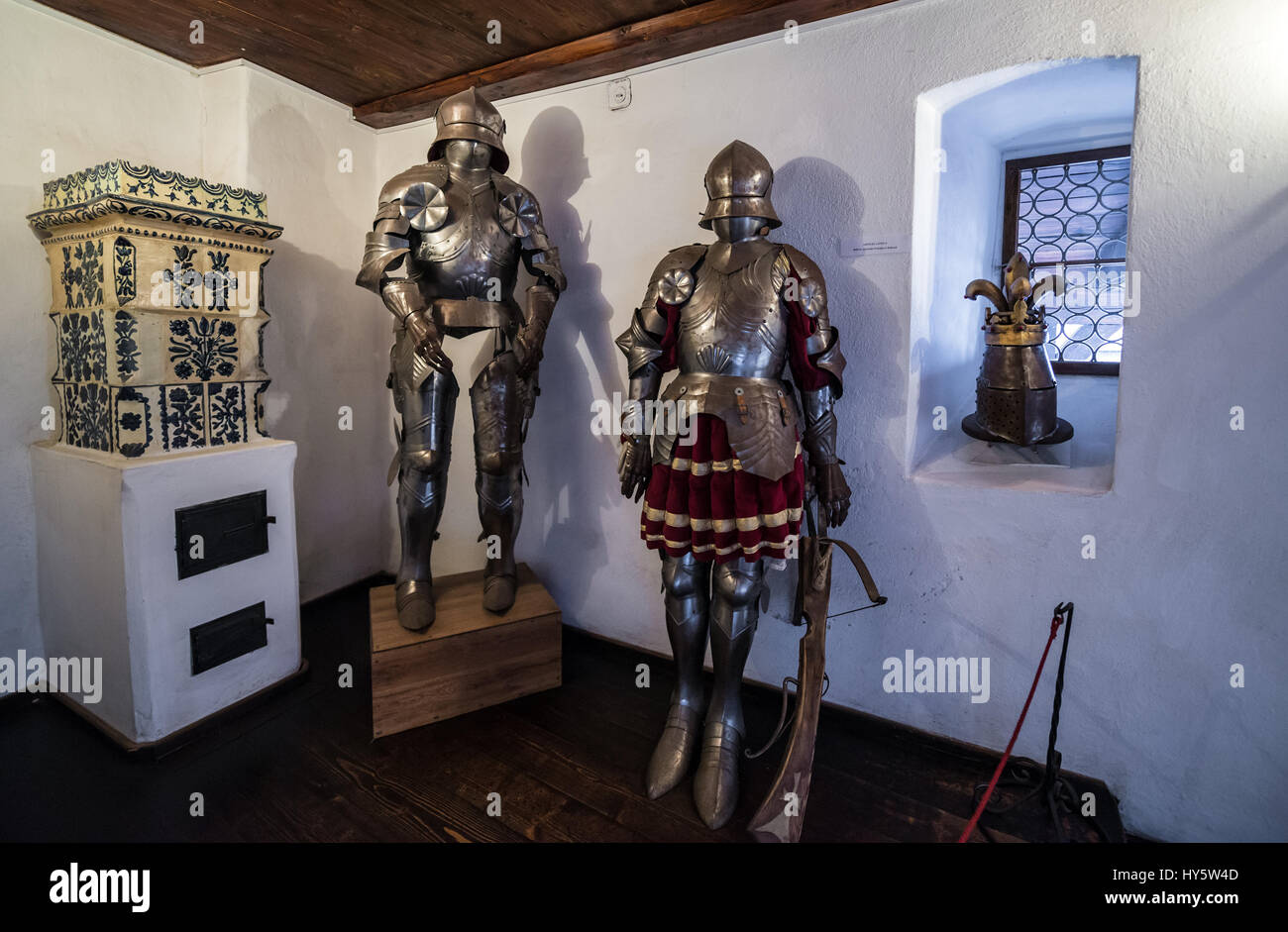 Volle ritterliche Rüstungen im Schloss Bran in der Nähe von Bran, Rumänien, so genannte "Draculaschloss", Heimat der Titelfigur in Bram Stokers Roman "Dracula" Stockfoto