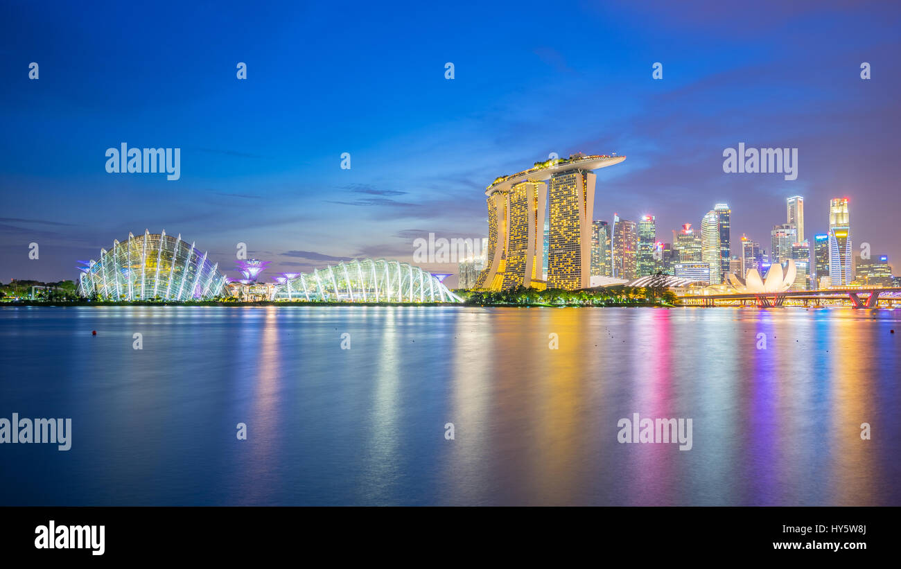 Blick auf Marina Bay in Singapur, Singapur in der Nacht. Stockfoto