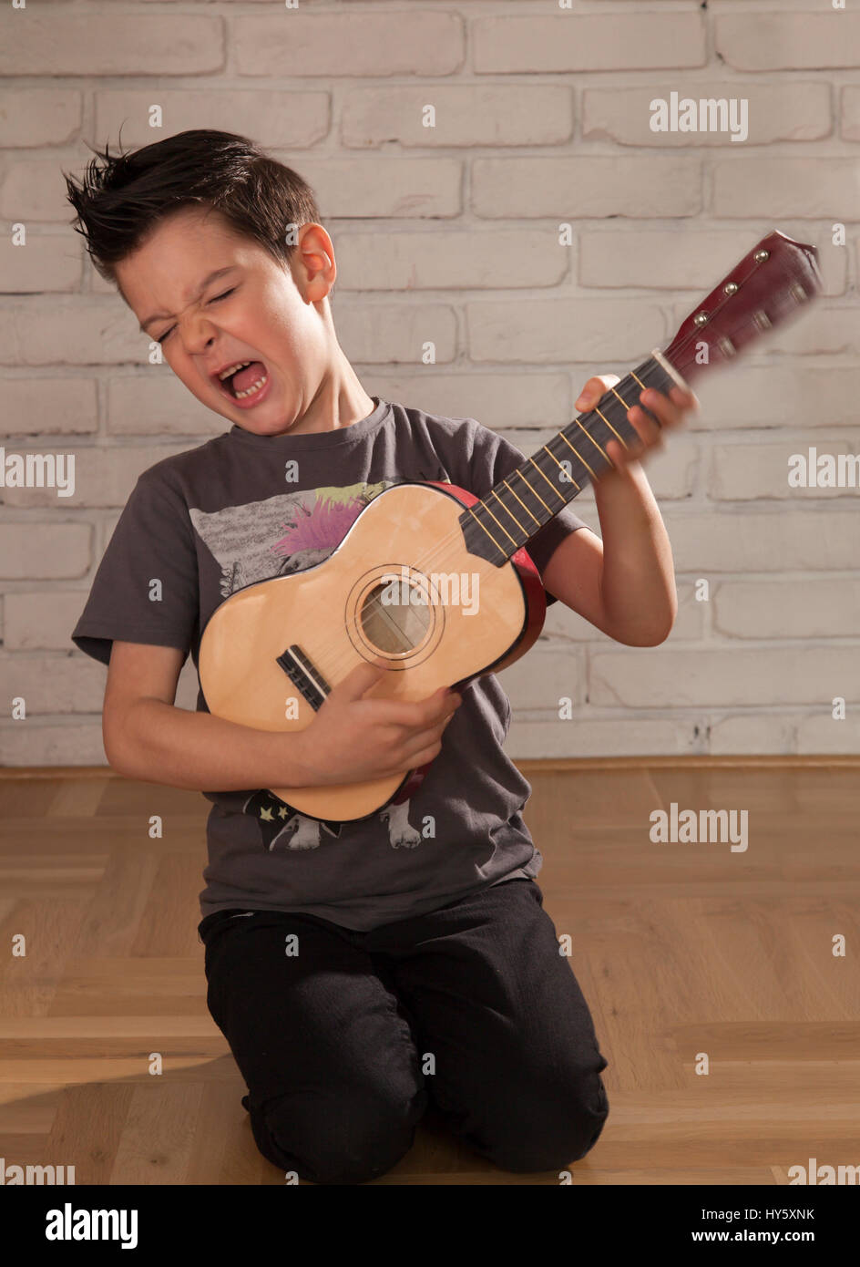 Junge rock'n'roll, Punk kid Gitarre spielen leidenschaftlich, 01. Stockfoto
