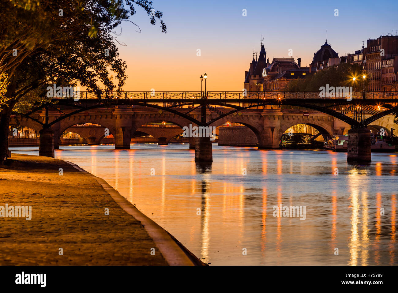 Sonnenaufgang am Seineufer Ufer, Pont des Arts und Pont Neuf in das 1. Arrondissement der Ile De La Cité, Paris, Frankreich Stockfoto