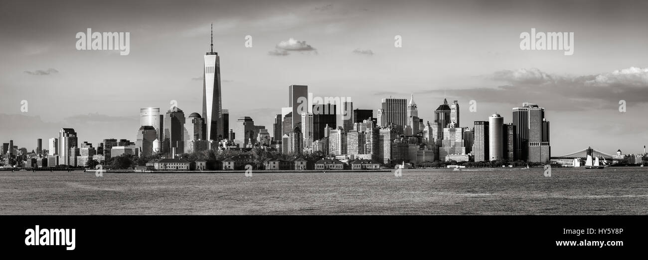 Lower Manhattan mit dem Financial District Wolkenkratzer und Ellis Island. Blick von New York City. & Schwarz Stockfoto