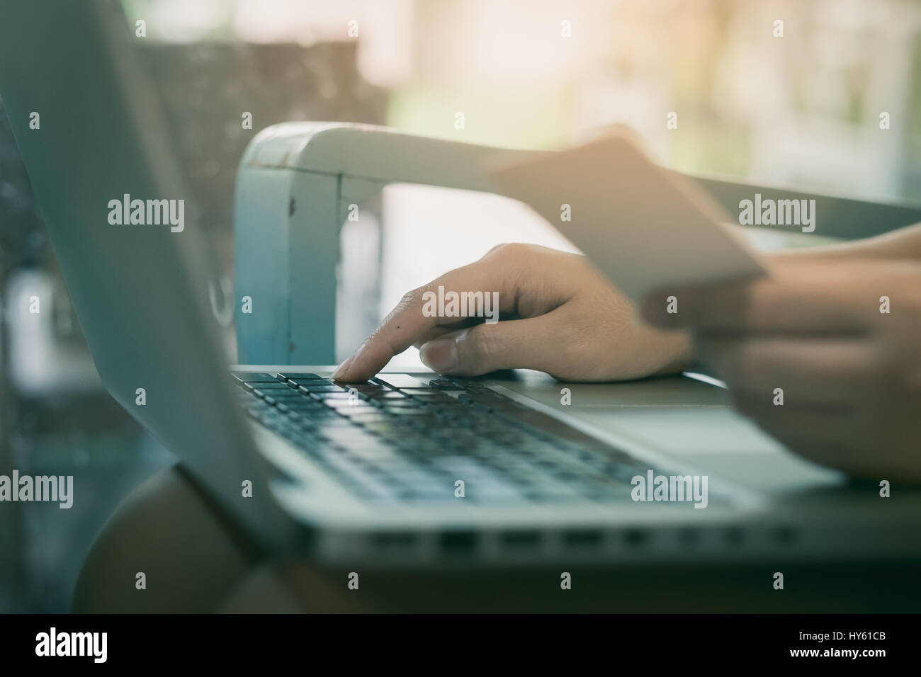 Frau Zeigefinger drücken Sie die Eingabetaste Taste auf Laptop-Computer, während eine andere Hand, die Kreditkarte für Online-shopping-Überweisung. E-Commerce-Geschäft auf Stockfoto